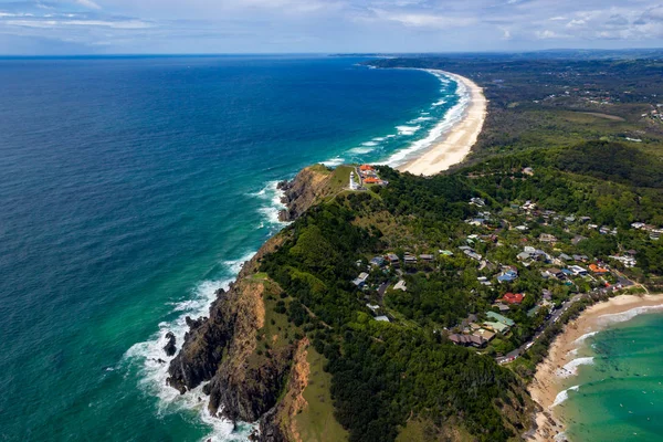 Deniz feneri ile Byron Bay Wategoes Plajı havadan görünümü. Fotoğraf bir Gyrocopter, Byron Bay, Queensland, Avustralya'dan alınmıştır.