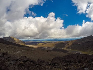 Tongariro Ulusal Parkı üzerinde güzel bir manzara Tangariiro Alp Corssing yolu, Yeni Zelanda