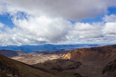 Tongariro Ulusal Parkı üzerinde güzel bir manzara Tangariiro Alp Corssing yolu, Yeni Zelanda