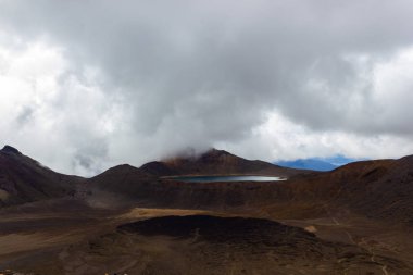 Manzaralı renkli zümrüt göller ve volkanik manzara, Tongariro Ulusal Parkı, Yeni Zelanda