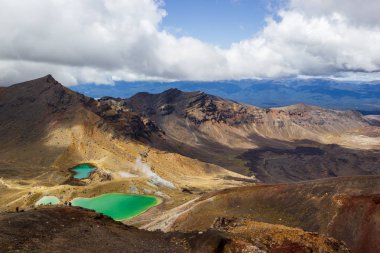 Manzaralı renkli zümrüt göller ve volkanik manzara, Tongariro Ulusal Parkı, Yeni Zelanda