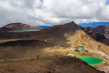Renkli Zümrüt göllerinin ve volkanik manzaranın manzarası. Yürüyüşçülerin yürüdüğü yer. Tongariro Ulusal Parkı, Yeni Zelanda.