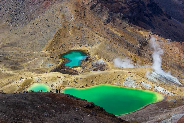 Veduta paesaggistica dei colorati laghi di Smeraldo e paesaggio vulcanico con escursionisti a piedi, Parco nazionale del Tongariro, Nuova Zelanda — Foto Stock