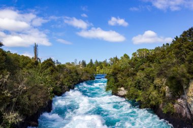 Taupo North Island Yeni Zelanda Waikato Nehri üzerinde güçlü Huka Falls yakınındaki