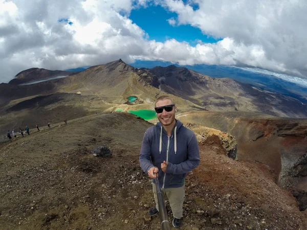 Turista che si fa un selfie sul tangariro Alpine Crossing, Nuova Zelanda — Foto Stock