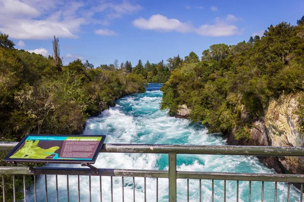 Potentes cataratas Huka con un cartel con información sobre las cataratas, en el río Waikato cerca de Taupo Isla Norte Nueva Zelanda — Foto de Stock