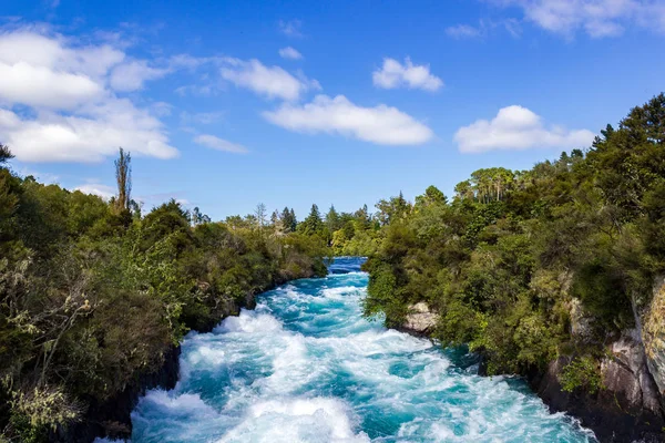 Мощный водопад Хука на реке Уаикато недалеко от острова Таупо Северная Новая Зеландия — стоковое фото