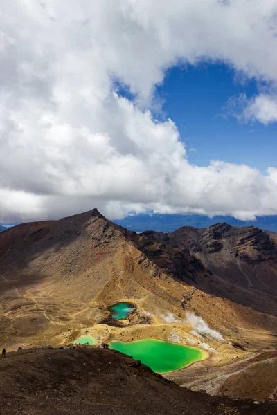 Veduta paesaggistica dei colorati laghi di Smeraldo e paesaggio vulcanico con escursionisti a piedi, Parco nazionale del Tongariro, Nuova Zelanda — Foto Stock