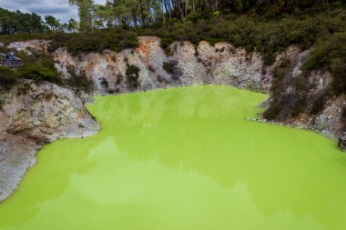 Şeytanın mağara havuzu, Wai-O-Tapu termal harikalar diyarı, Rotorua, Yeni Zelanda