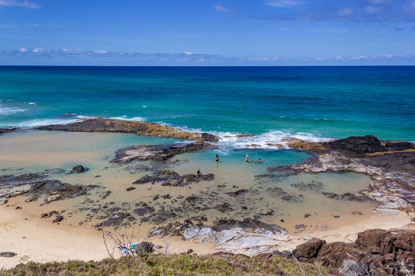 Hermosas piscinas naturales con el nombre de piscinas de champán, debido a las olas brillantes en las piscinas, Fraser Island Australia — Foto de Stock