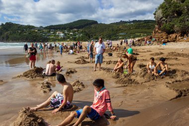 Whitianga, Nzl - 07 Mart 2016:Hot Water plajında küçük sıcak su havuzları yapan ziyaretçiler