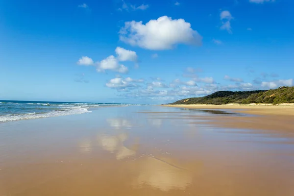 Fő közlekedési autópálya Fraser Island-szerte nedves homokos strand partján néző csendes-óceán hosszú 75 mérföld strand — Stock Fotó
