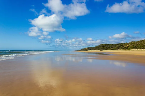 Fő közlekedési autópálya Fraser Island-szerte nedves homokos strand partján néző csendes-óceán hosszú 75 mérföld strand — Stock Fotó