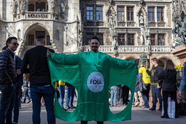 Stachus, Muenchen, 6 Nisan 2019: Futbol taraftarı bir futbol gol şeklinde bir gömlek giyiyor