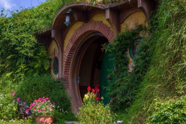 Bilbo baggins ev ve hobbit Bahçe Hobbitköy film seti, Yeni Zelanda. Yaz aylarında alınan.