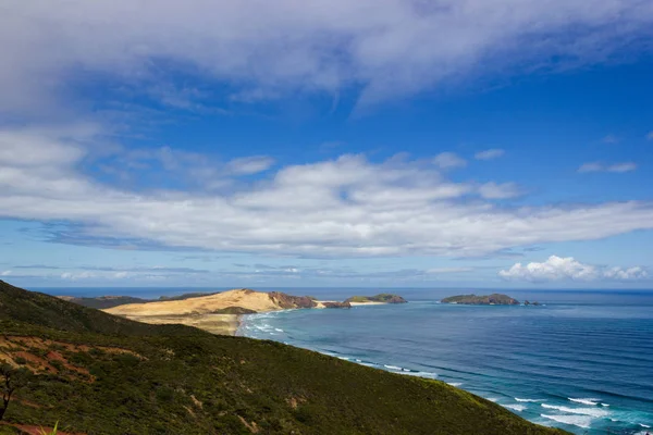 Cape Reinga, Yeni Zelanda Kuzey Adası tarafından Cape Maria van Diamen ve Te Werahi Beach görünümü — Stok fotoğraf