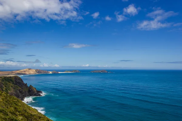 Uitzicht op Kaap Maria van Diamen en te Werahi Beach door Cape Reinga, Noordereiland van Nieuw-Zeeland — Stockfoto