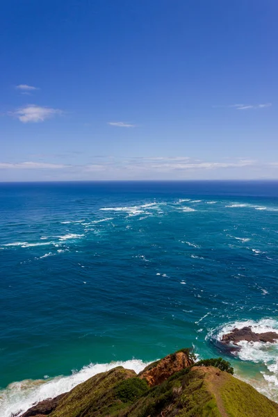 Terület a nyers víz, ahol a Tasman-tenger találkozik a Csendes-óceán, Cape Reinga Új-Zéland — Stock Fotó