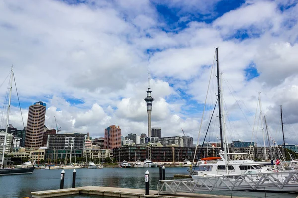 Auckland Harbor y Sky Tower con diferentes barcos, el punto de referencia en Nueva Zelanda, Auckland, Nueva Zelanda — Foto de Stock