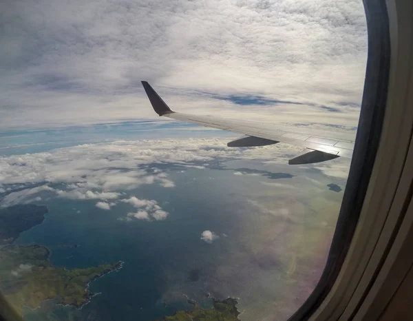 Luftaufnahme des tropischen Küstenstrands am Flughafen von Nadi, Fidschi im Südpazifik aus dem Inneren eines Flugzeugs — Stockfoto