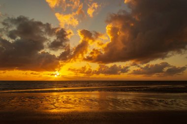 uzak kuzey Queensland Daintree bölgesinde Cape Tributation de mercan denizi üzerinde renkli Gündoğumu