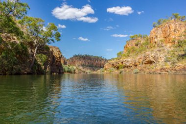 Katherine Gorge harika yansımaları ve güzel sahne, Northern Territory, Orta Avustralya ile nehir kadar erken bir sabah seyir.