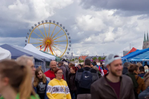 Theresienwiese, Mnichov, Německo, 2019 duben 27: blechtiště tržnice v Bavorsku na Theresienwiese v Mnichově, kde se na pozadí nachází Ferris — Stock fotografie