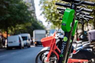 Paris, Fransa - 27 Haziran 2019: Lime elektrikli scooterların görüntüsü, mobil bir uygulama aracılığıyla kiralanmış ve Notre Barajı yakınlarındaki herhangi bir Fransız başkentinde bırakılmış.