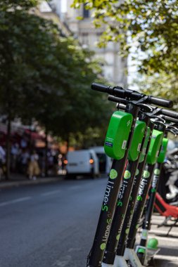 Paris, Fransa - 27 Haziran 2019: Lime elektrikli scooterların görüntüsü, mobil bir uygulama aracılığıyla kiralanmış ve Notre Barajı yakınlarındaki herhangi bir Fransız başkentinde bırakılmış.