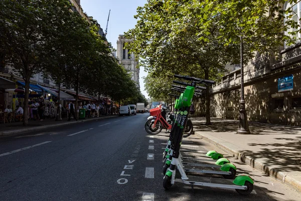 Paris, Fransa - 27 Haziran 2019: Lime elektrikli scooterların görüntüsü, mobil bir uygulama aracılığıyla kiralanmış ve Notre Barajı yakınlarındaki herhangi bir Fransız başkentinde bırakılmış.