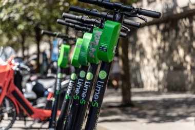 Paris, Fransa - 27 Haziran 2019: Lime elektrikli scooterların görüntüsü, mobil bir uygulama aracılığıyla kiralanmış ve Notre Barajı yakınlarındaki herhangi bir Fransız başkentinde bırakılmış.