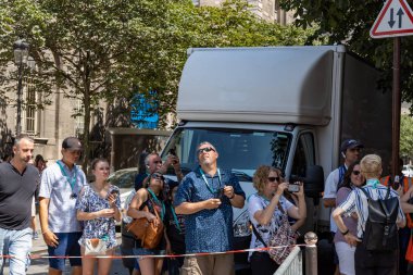 Paris, Fransa - 27 Haziran 2019: hasar gören Notre-Dame de Paris 'in fotoğraflarını çeken turistler