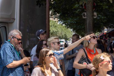 Paris, Fransa - 27 Haziran 2019: 2019 'daki yangından 2 ay sonra Notre-Dame de Paris çevresinde bir grup turist