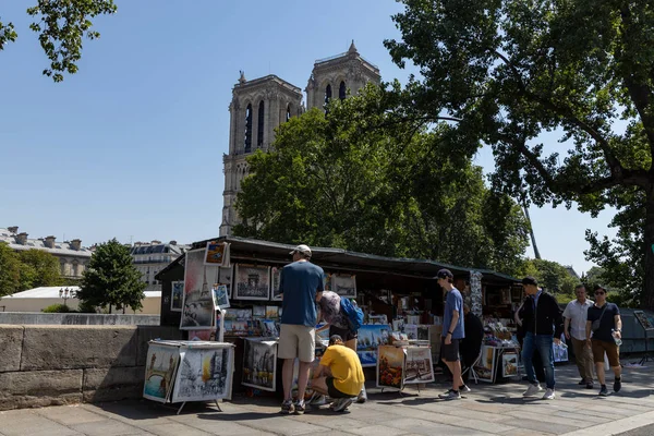 法国巴黎- 2019年6月27日：游客仍在参观巴黎圣母院（Cathdrale Notre-Dame de Paris），正在进行建设和整修，以重建2019年大火后正在进行的工作 — 图库照片