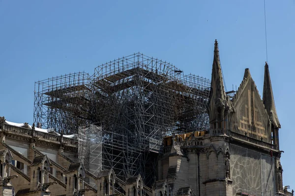 Paryż, FRANCJA - 27 czerwca 2019 r.: Cath drale Notre-Dame de Paris budowa i przebudowa trwają po pożarze w 2019 r. — Zdjęcie stockowe