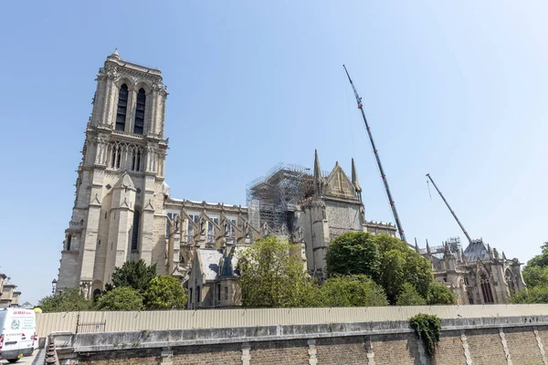 Cath drale Notre-Dame de Paris construction and refurbishment rebuild work ongoing after 2019 fire — Stock Photo, Image