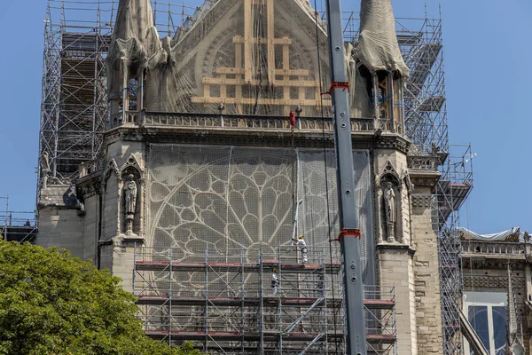 Paryż, FRANCJA - 27 czerwca 2019 r.: Cath drale Notre-Dame de Paris budowa i przebudowa trwają po pożarze w 2019 r. — Zdjęcie stockowe