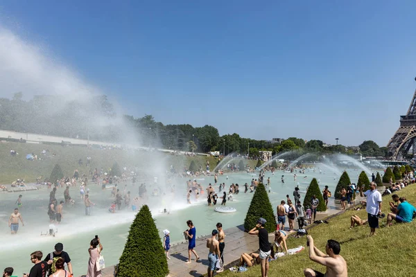 Parigi, Francia, 27 giugno 2019: turisti e gente del posto fanno il bagno nei Jardins du Trocad ro Guardiani del Trocadero sotto i potenti cannoni ad acqua. nuovo record di calore oltre 45 gradi celiaci — Foto Stock