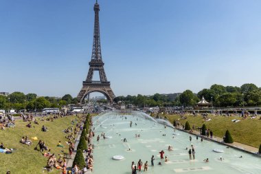 Paris, Fransa, 27 Haziran 2019: Trocadero'nun Jardins du Trocad ro Guardians bölgesinde banyo yaptıran turistler ve yerliler. 45 derece celius üzerinde yeni ısı kayıtları