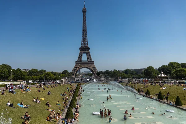 Parigi, Francia, 27 giugno 2019: turisti e locali che fanno il bagno nei Jardins du Trocad ro Guardiani del Trocadero. nuovo record di calore oltre 45 gradi celiaci — Foto Stock