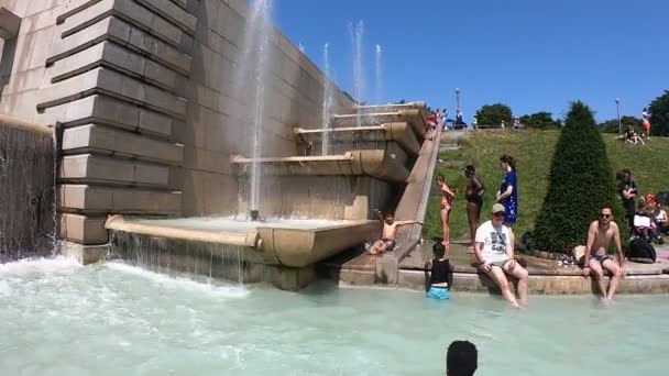 Paris, Frankrike, 27 juni 2019: barn som använder Fontaine du Trocadro som vattenrutschbana — Stockvideo