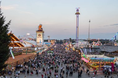 Münih, Almanya - 8 Eylül: Münih'teki Oktoberfest'i görüntüleyin. Oktoberfest dünyanın en büyük bira festivalidir.