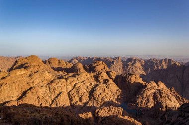 Mount Sinai, Aka Jebel Musa, 2285 metre, gündoğumu, Sina Yarımadası Mısır'daki kutsal Zirvesi'ndeki muhteşem havadan görünümü.