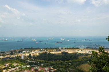 Singapur 'un güzel beyaz bulutlu havadan görünüşü, Singapur