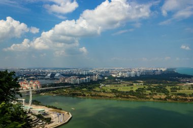 Singapur 'un güzel beyaz bulutlu havadan görünüşü, Singapur