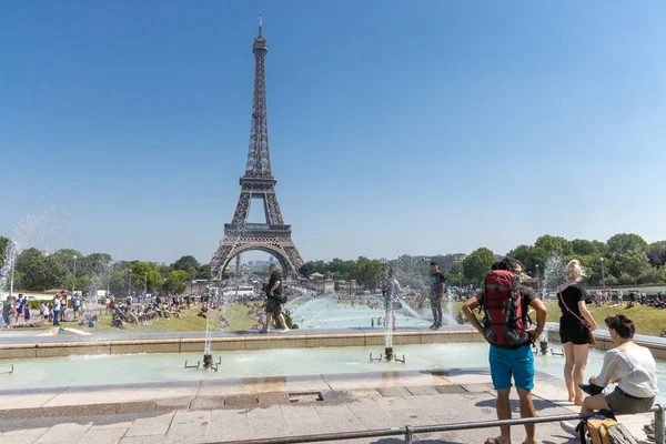 Parigi, Francia, 27 giugno 2019: turisti e gente del posto fanno il bagno nei Jardins du Trocad ro Guardiani del Trocadero sotto i potenti cannoni ad acqua. nuovo record di calore oltre 45 gradi celiaci — Foto Stock