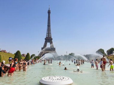 Paris, Fransa, 27 Haziran 2019: Turistler ve yerliler güçlü tazyikli su altında Trocadero'nun Jardins du Trocad ro Guardians'ında banyo yapıyor. 45 derece celius üzerinde yeni ısı kayıtları