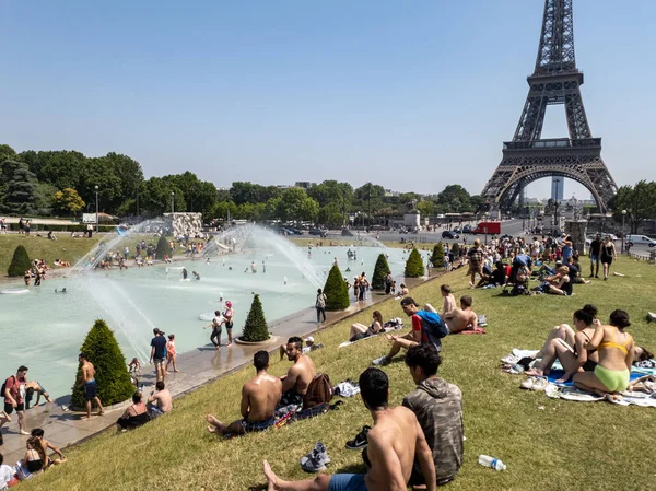 Parigi, Francia, 27 giugno 2019: turisti e gente del posto fanno il bagno nei Jardins du Trocad ro Guardiani del Trocadero sotto i potenti cannoni ad acqua. nuovo record di calore oltre 45 gradi celiaci — Foto Stock