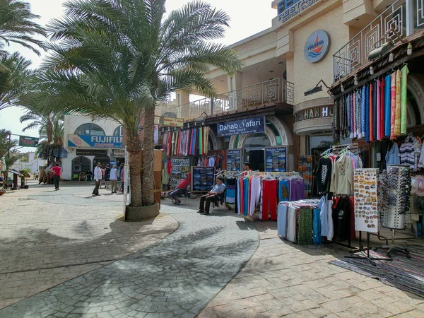 Dahab, Egito - 14 de março de 2012: A rua turística do resort se estende ao longo da costa do golfo de Aqaba e possui inúmeras lojas e restaurantes. — Fotografia de Stock
