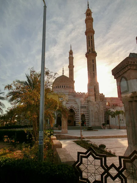 Krásná mešita s minaretem osvětlenou západem slunce, Dahabu, Egyptem — Stock fotografie